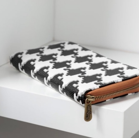 thirty-one Handbags - Thirty-One Gifts All About the Benjamins wallet Classic Houndstooth Pebble Nwt